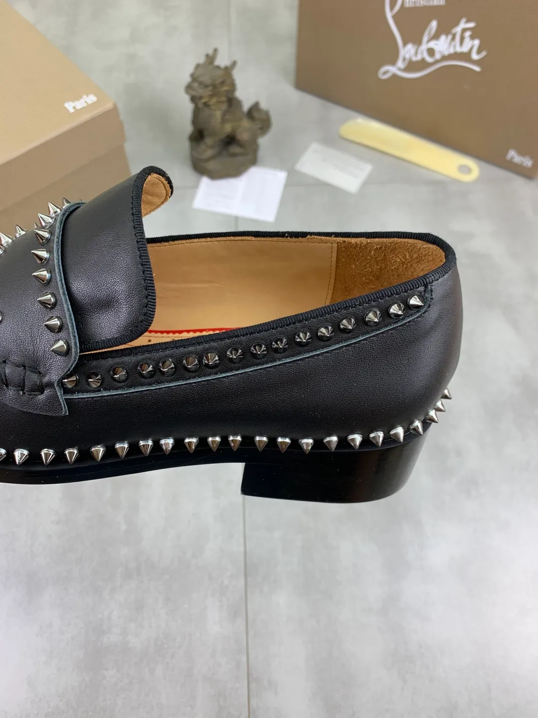 Men's shoes 💰P760 new style 💰high version 🇮🇹 CL red bottom series top purchasing original order series🔍🔍/🇮🇹Italian imported cowhide, imported genuine leather lining💪💪, completely 1⃣️ vs 1⃣️🇮🇹💪💪, ⚠Sole: The original sole provided by the original factory, the exclusive movable molded sole is super comfortable, ⚠Original factory follow-up goods, 🔍🔍high quality, you can come in and out at will, welcome to compare ⚠Size: 38-44 (45 46 can be customized)